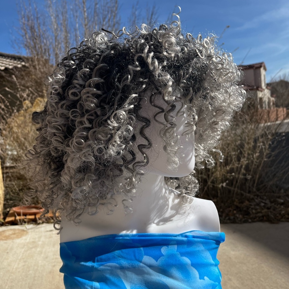 🔜 
Gray and Black Curly Short Wig
